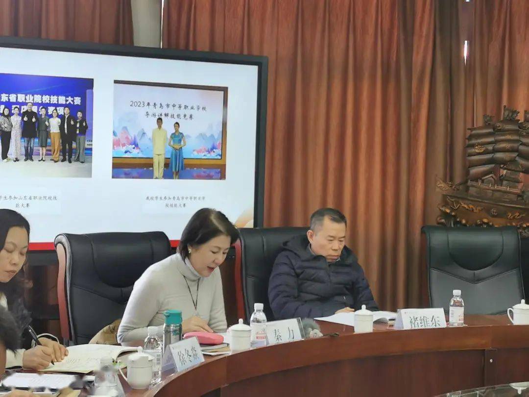 下午两点半,副校长秦力结合学校的教学工作,向调研组做了《聚焦目标