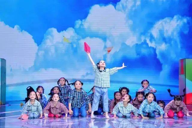 舞台表演要饱满,节目要有创意,编排要精致,做到艺术性与观赏性的统一