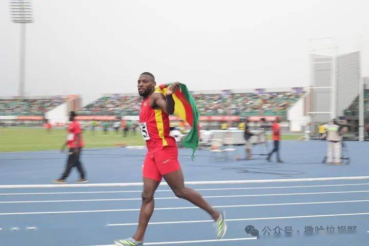 非洲运动会田径男子100米决赛中,喀麦隆运动员埃塞梅夺冠后身披国旗在
