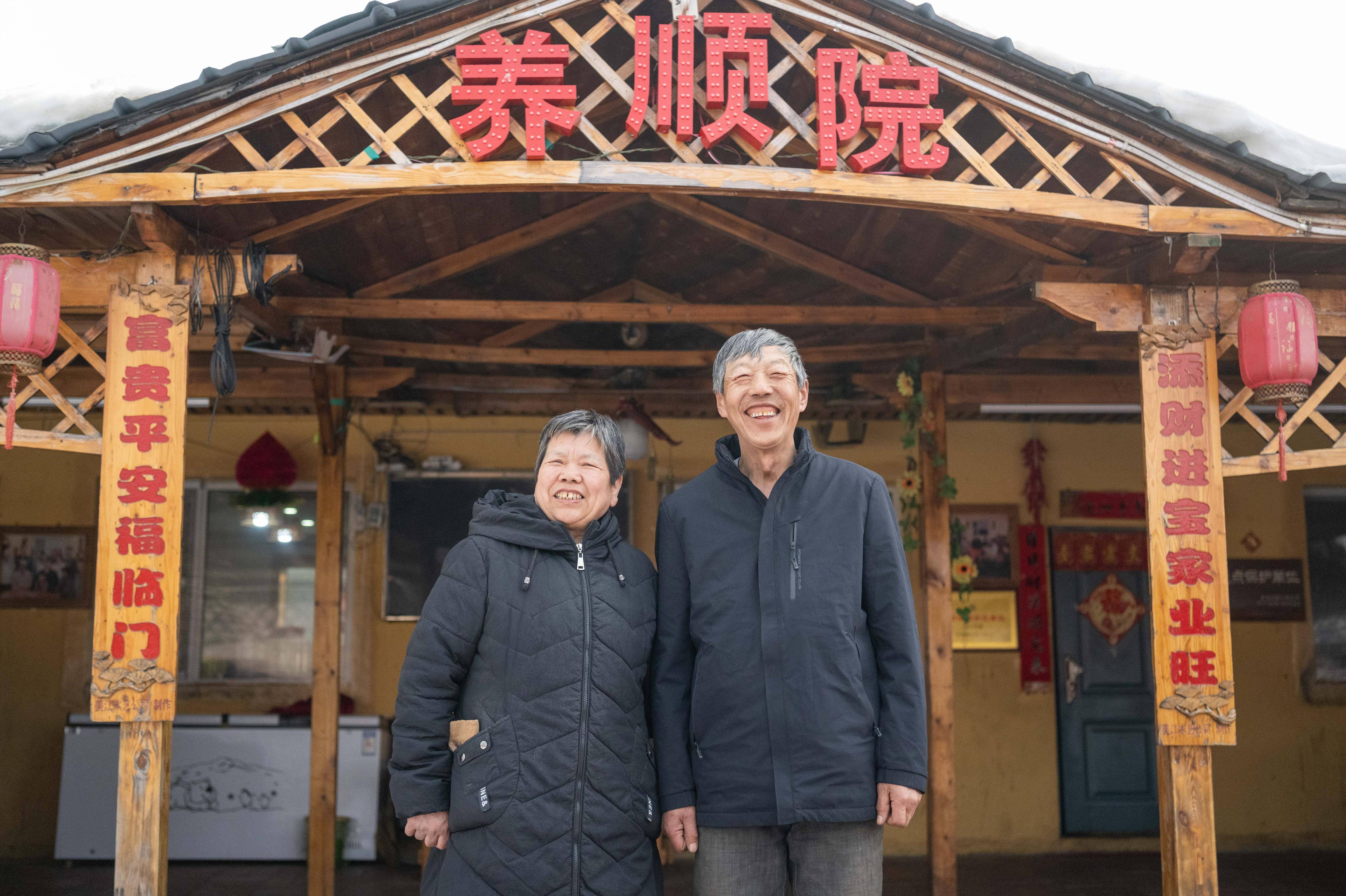 分公司退休职工刘养顺(右)和老伴杨秋娥在自家农家院中(3月13日摄)