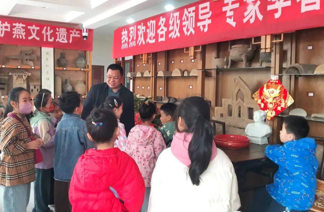 李琳然美术工作室领衔人李琳然带领着画室的小朋友们踏入了这个充满着