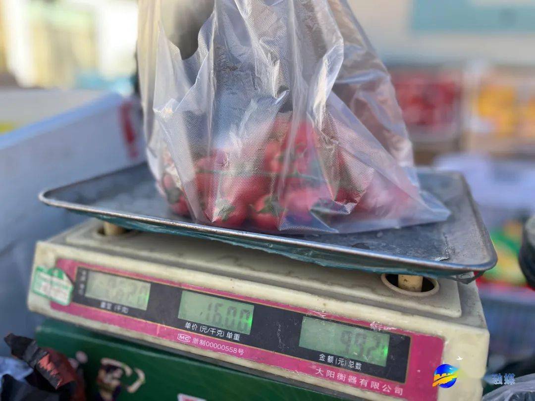 01小编购买了水果专门在贴有合格证的电子秤上称重并记录了公斤数