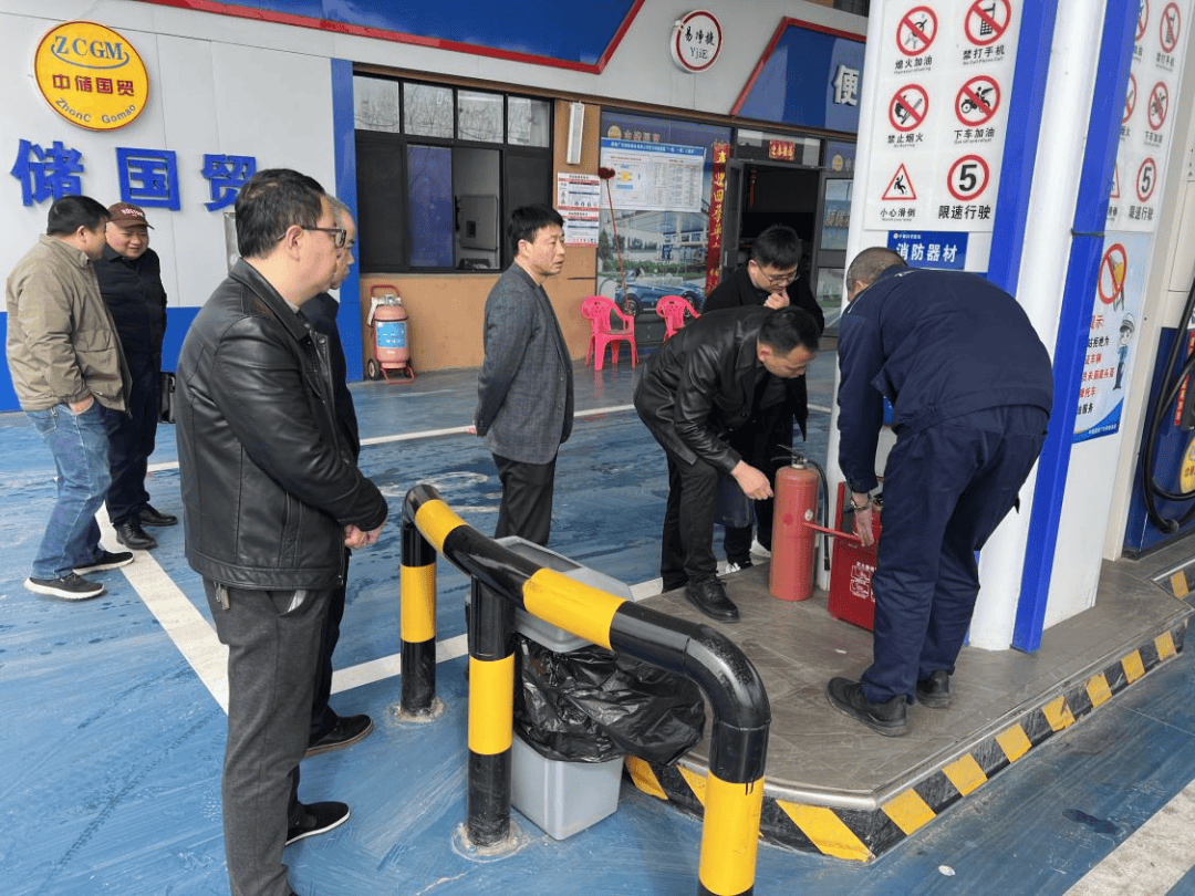 此次督导重点检查广兴洲中学,江南渡口以及加油站等重点单位,以确保