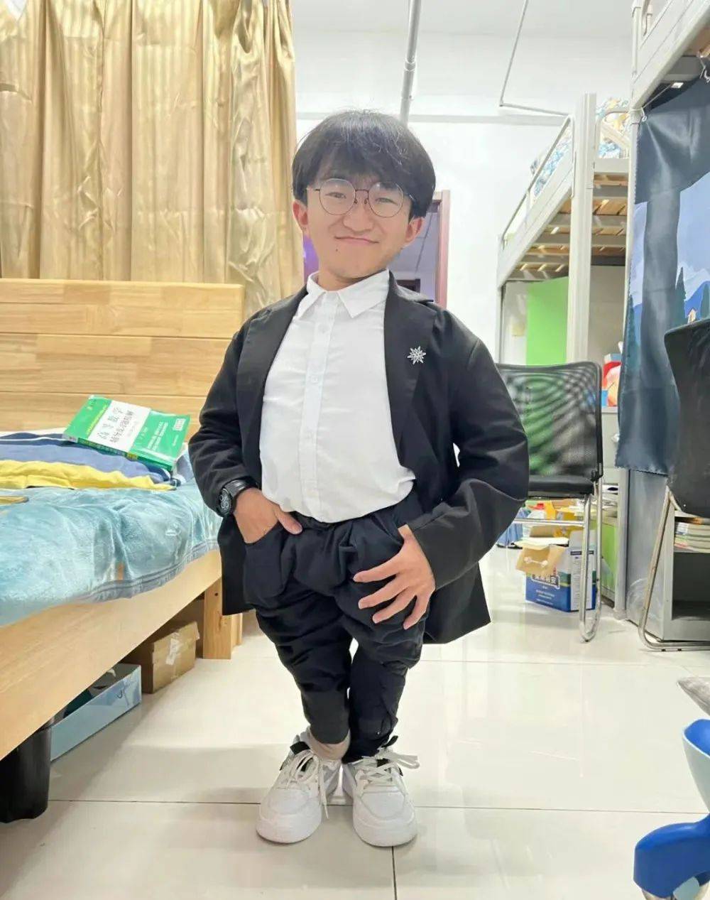 坐扭扭车的男孩他获奖了