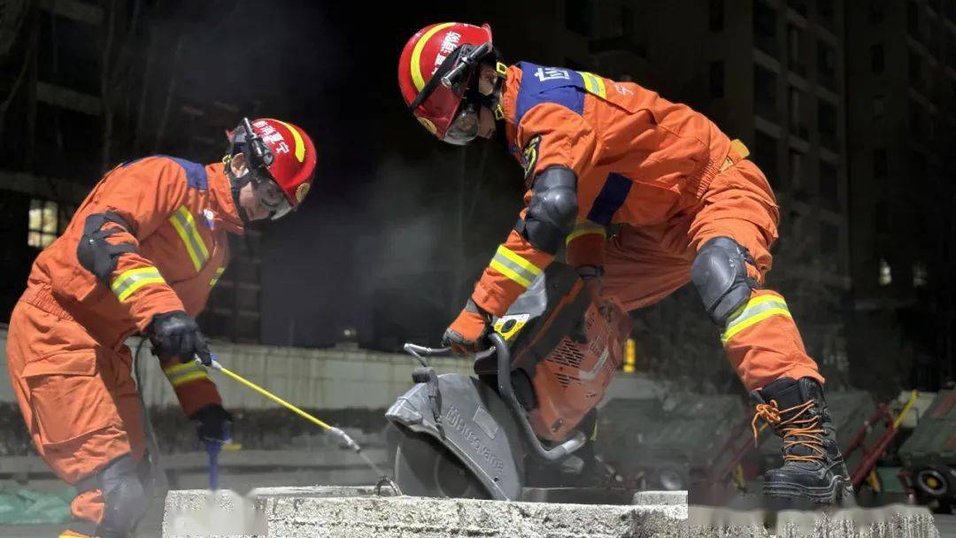 银川市消防救援支队特勤大队二站开展地震救援技术专项训练
