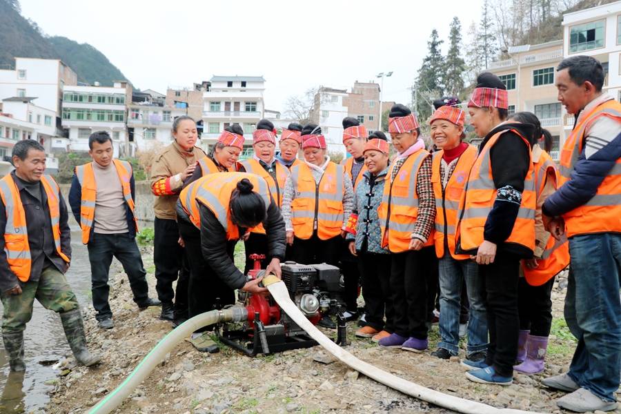 防范未燃施秉县马号镇消防演练进苗寨