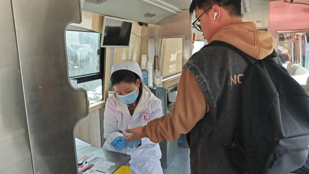 市血站西安邮电大学举办热血于心大爱于行无偿献血活动