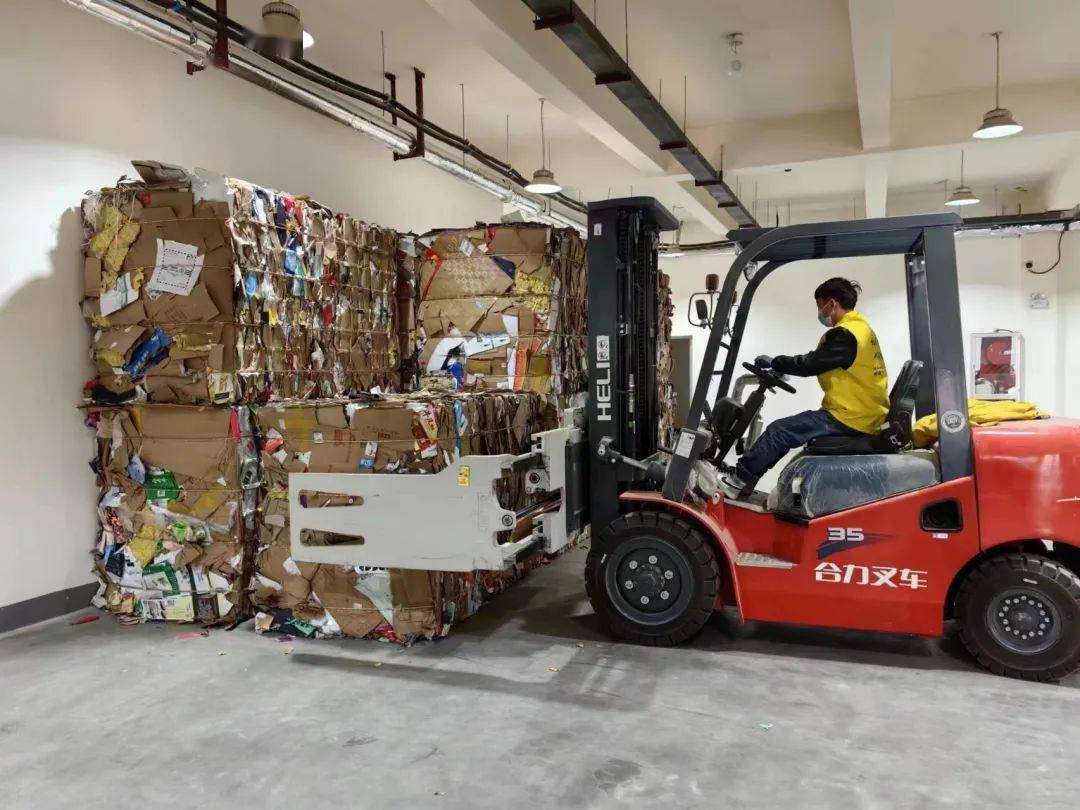 城西区垃圾分拣中心是全市首个标准化绿色分拣中心,位于城西区彭家寨