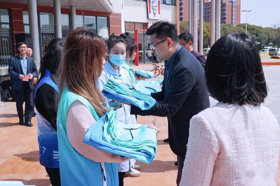 复旦大学公共卫生学院副教授胡屹,奉贤区疾控中心副主任易可华向志愿