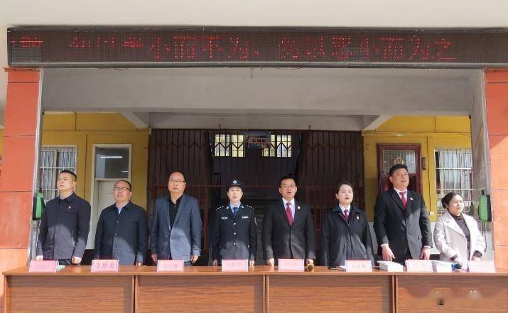 近日,由禹州市范坡镇中心学校联合禹州市人民法院,范坡派出所,范坡