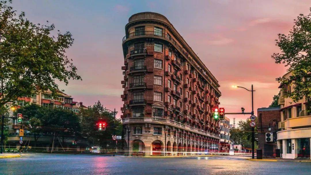 建于1924年的武康大楼,采用八层钢筋混凝土结构,是上海最早一批现代化