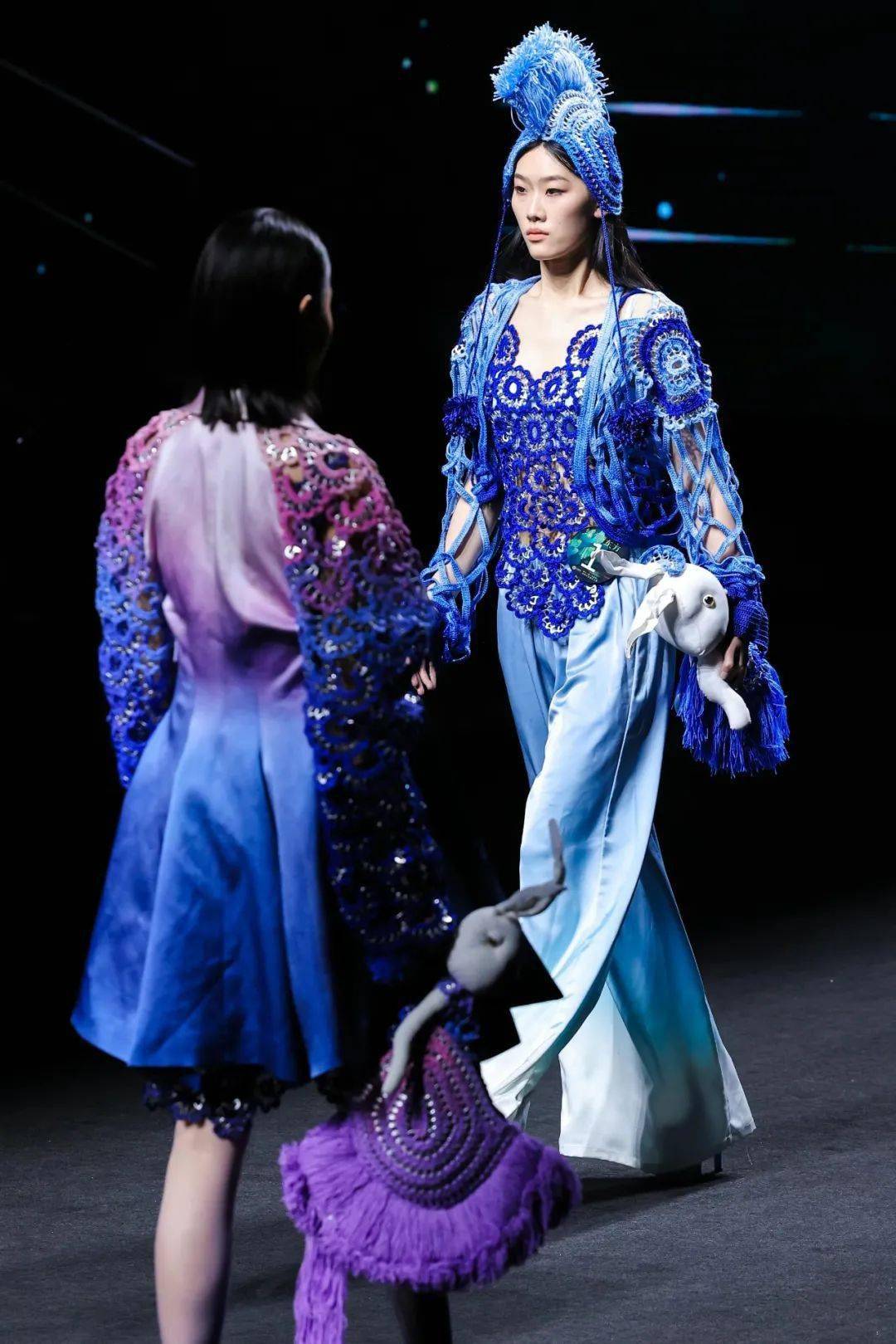 聚焦丨宋祖耀凭借作品中华衣局勇夺金浪奖第十三届大浪杯中国女装设计