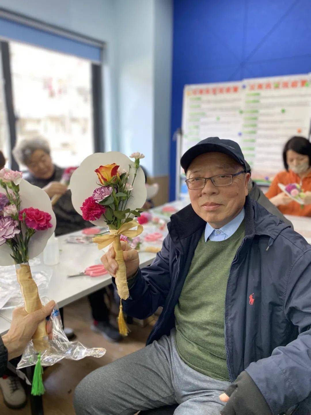 当鲜花遇到团扇天目西路街道以花为媒共筑春日邻里情