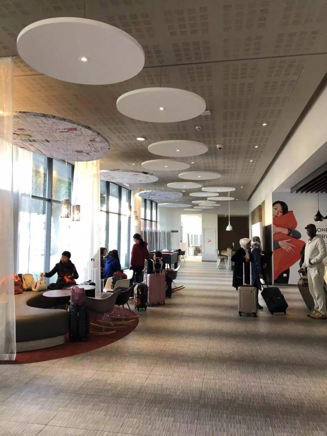 地理位置优越,紧邻火车站,门口就是电车站,公车站,性价比高.