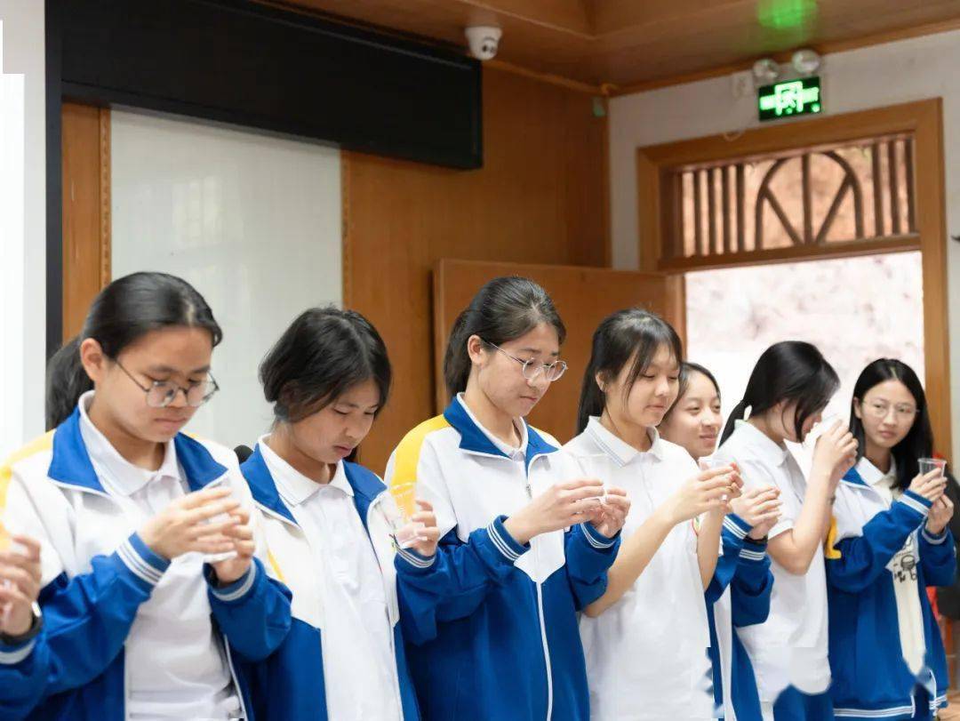 的艾滋病防治知识干货来到新会陈瑞祺中学区疾控中心"青春艾无影"宣传