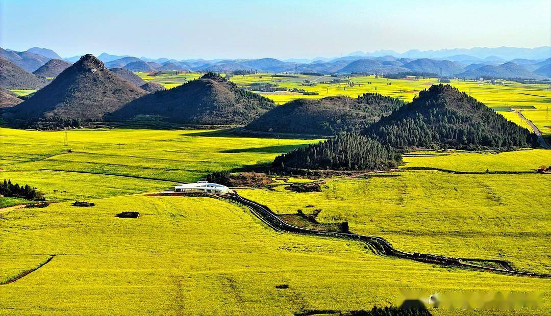 罗平金鸡峰丛迷人的大地艺术风光