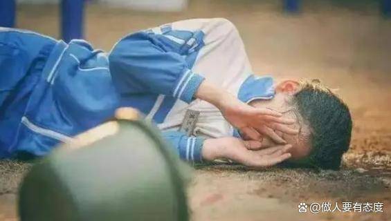 央视网再评校园霸凌学校不能热爱充当和事佬事前预防才是根本