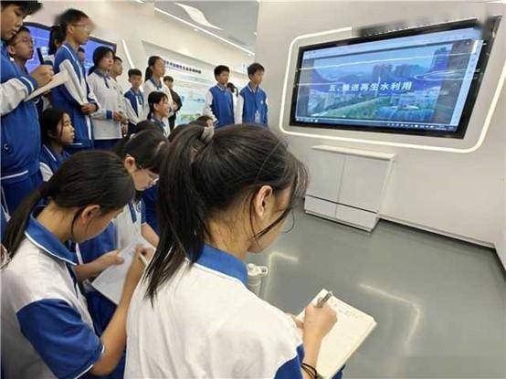 手抄报绘节水南岗河研学游广州各区开展世界水日活动