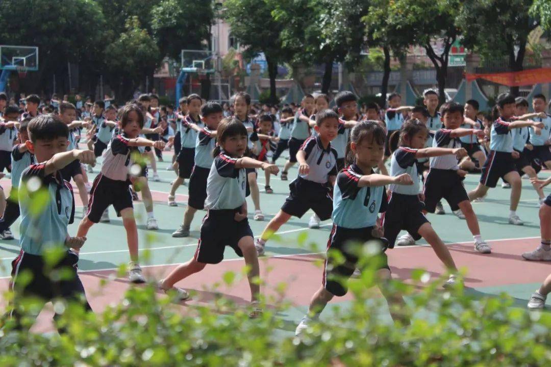 曹二小学以"文武双全,德艺双馨"为校训,"以文立真,以武立身,以德立善