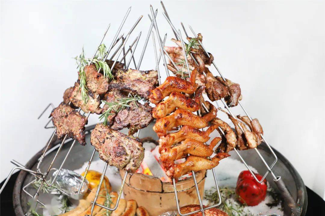 韩式烤肉档和紫菜炒饭(调味牛肉,五花肉,调味梅肉,秋刀鱼,调味鸡胗).