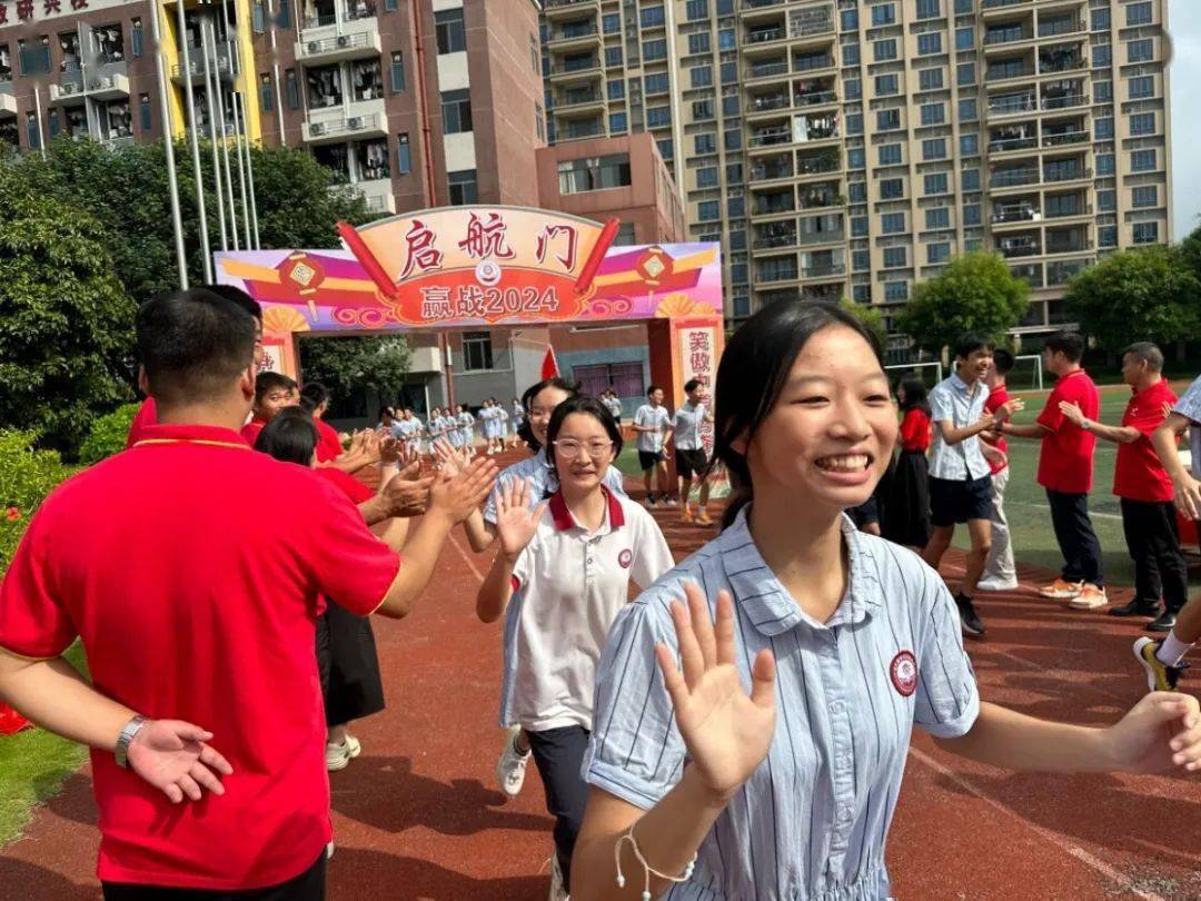 申请入读七年级的适龄少年必须是当年完成小学教育规定年限的毕业生