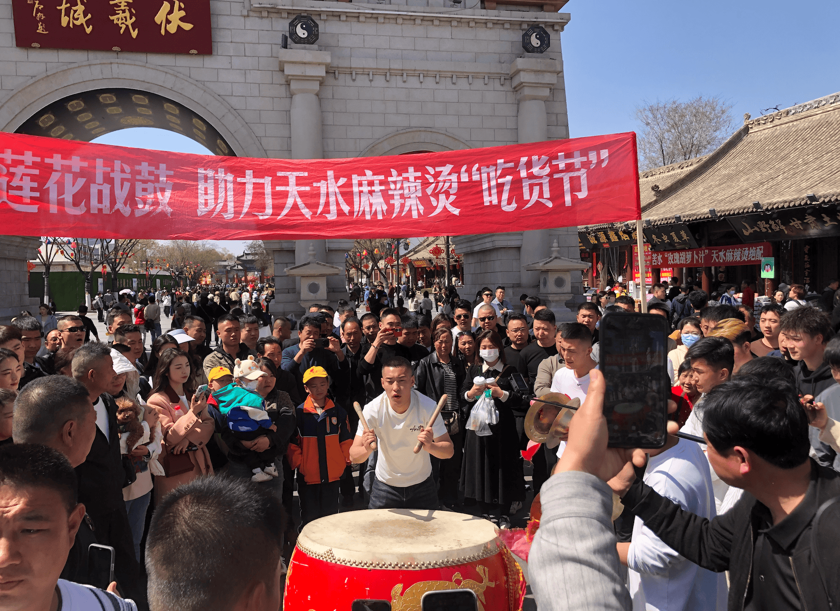 在天水敲响莲花战鼓,豪迈的气势打出了甘肃人的精神