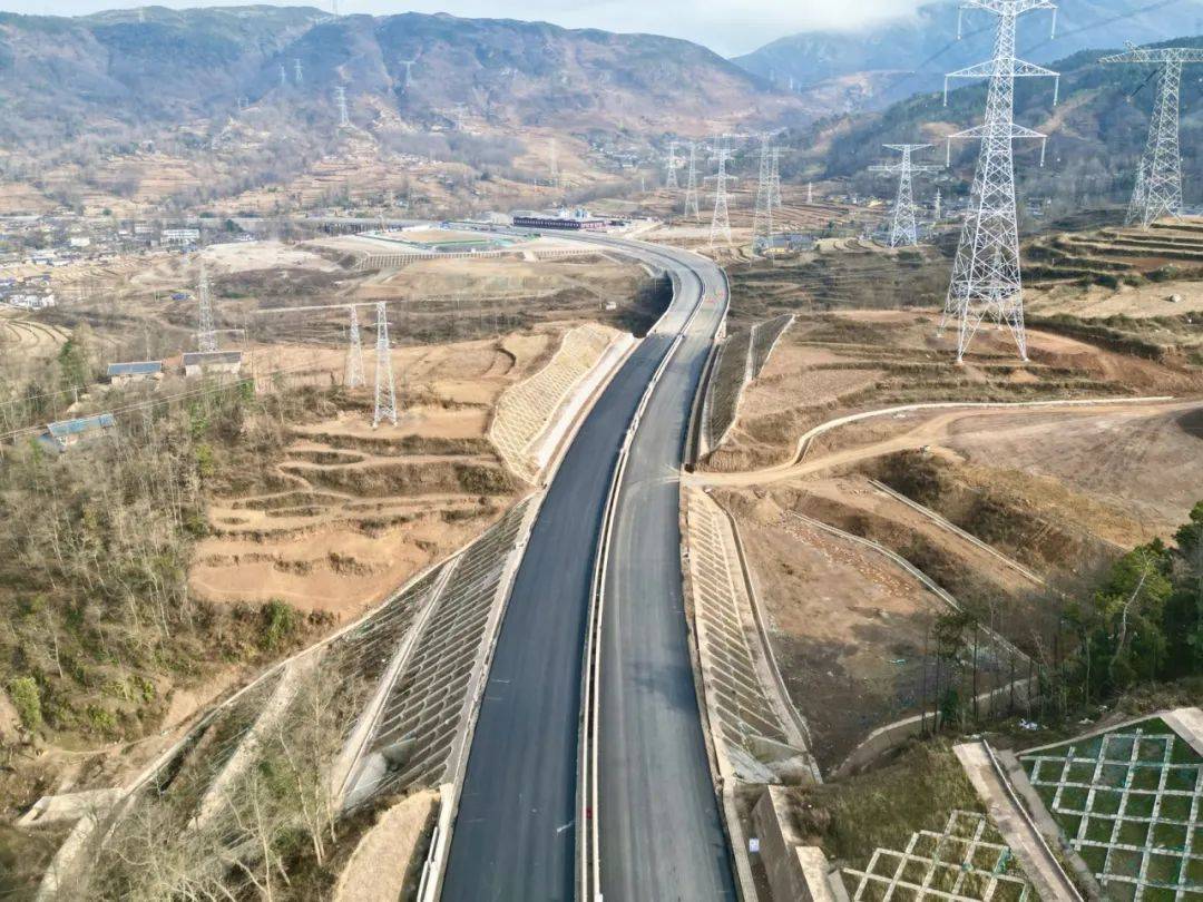 县民建镇是四川省高速公路网规划中的一条纵线乐西高速(马边至昭觉段)