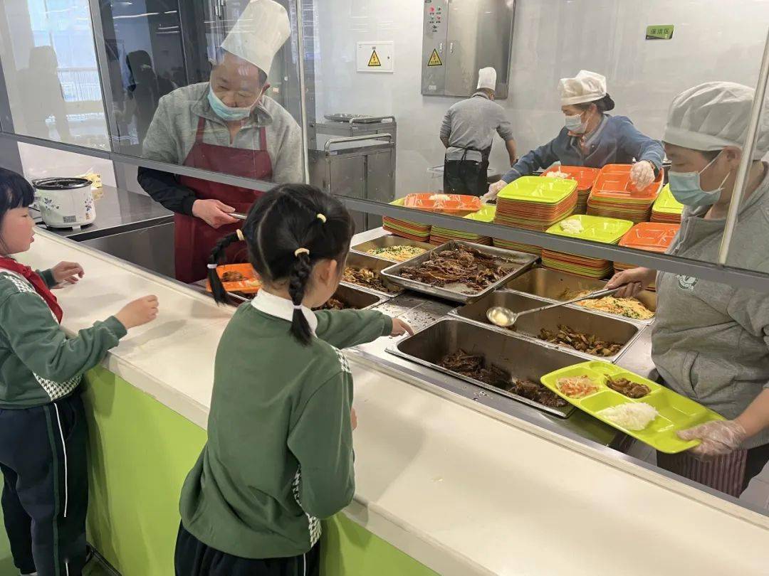 一铲一勺展厨艺,守护学生舌尖上的美好_集团_食堂_师生