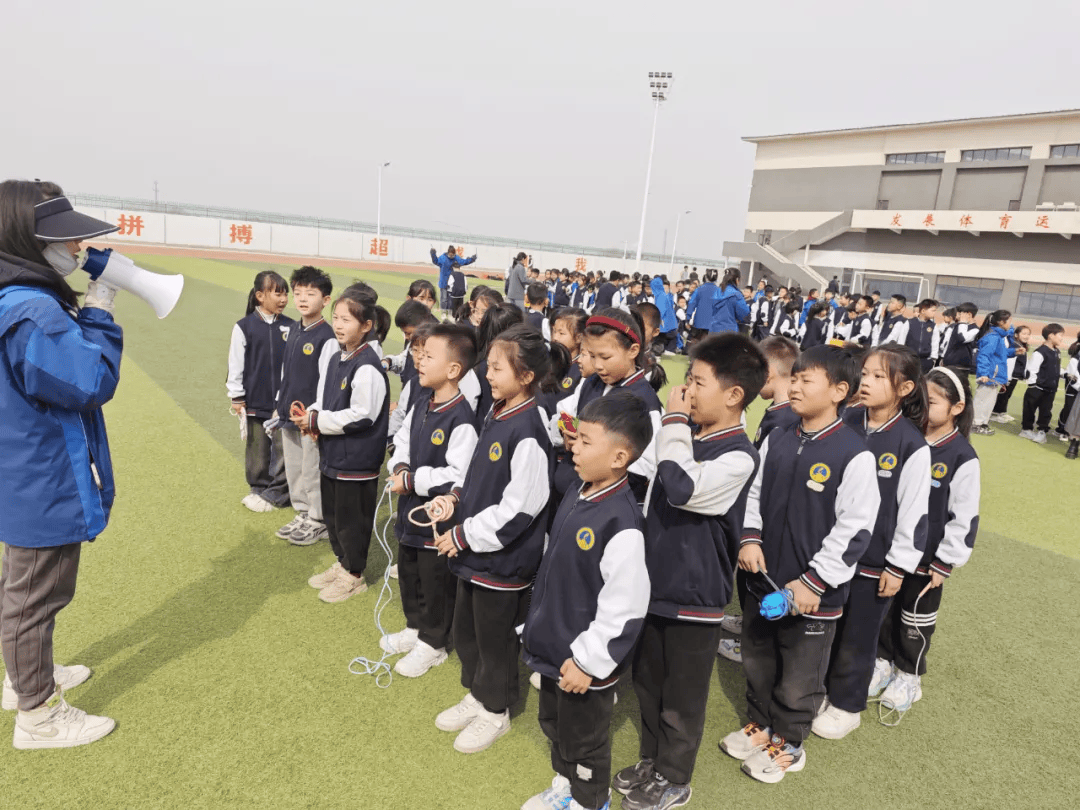 绳彩飞扬舞动童心高阳宏利佳学校小学部跳绳比赛来啦