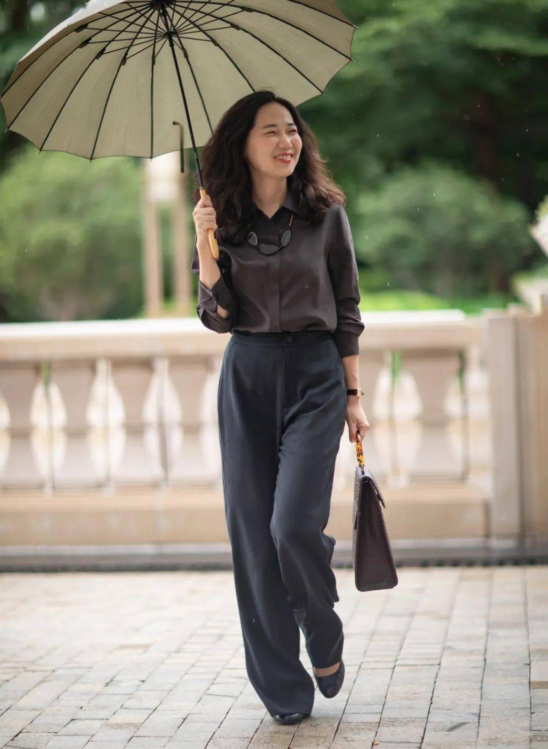 潇洒是一种气质内涵,玛亚老师曾有如此令人憧憬的精辟阐述,她说:"潇洒