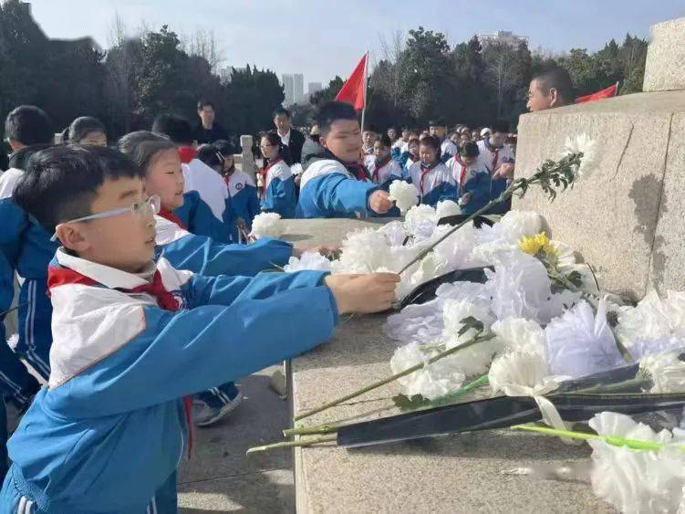 小学生祭扫烈士墓图片图片