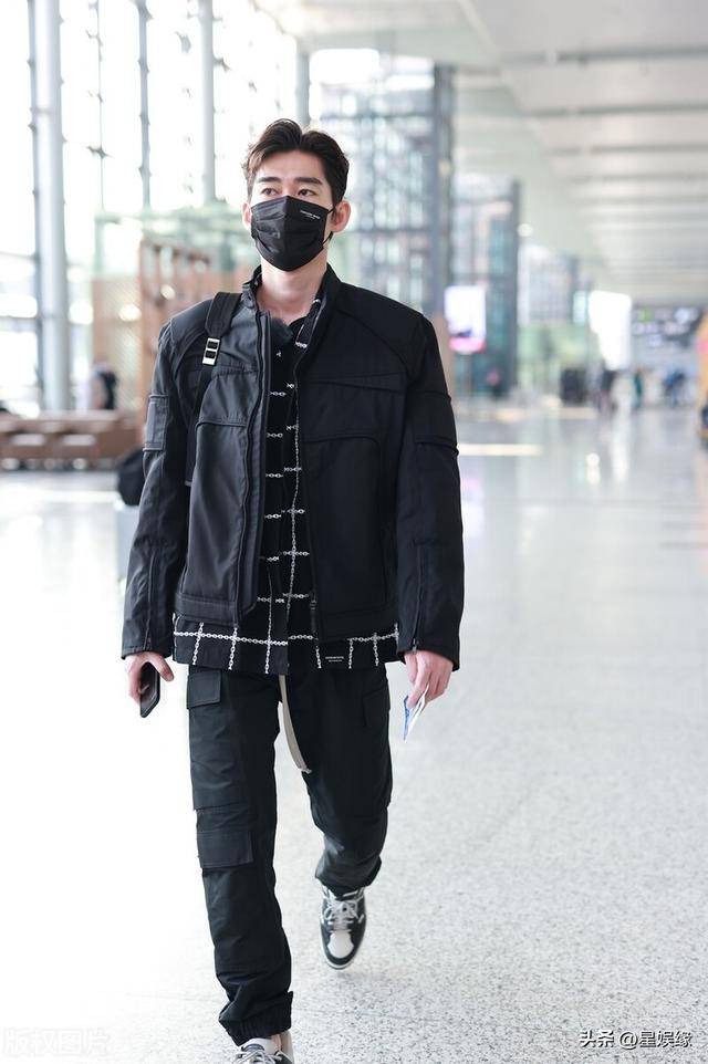 张翰现身上海机场出发录制花儿与少年老友记