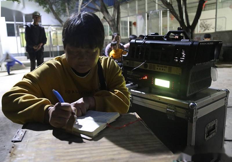 陪丈夫走村放电影的她 在丈夫去世后选择……_李玉华_村民_李武