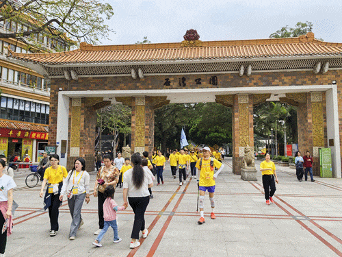 市民步行至王借岗森林公园和绿岛湖片区,一路上,大家有说有笑.
