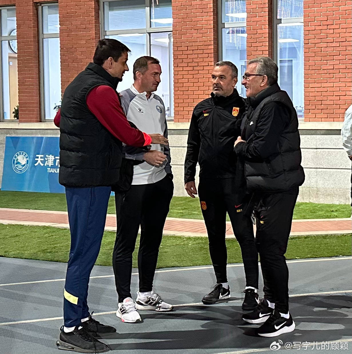 今日国足公开训练,张琳芃微笑着走进训练场_顾颖_天津