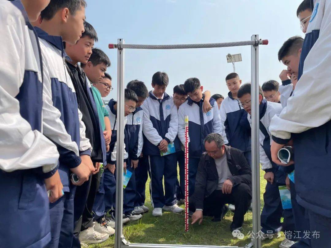 3月21日,榕江县气象局联合榕江县科协,榕江县第二中学共同举办了气象