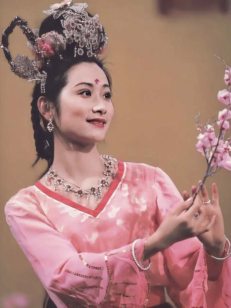 大概许多人的答案就是演员王苓华饰演的"杏仙".