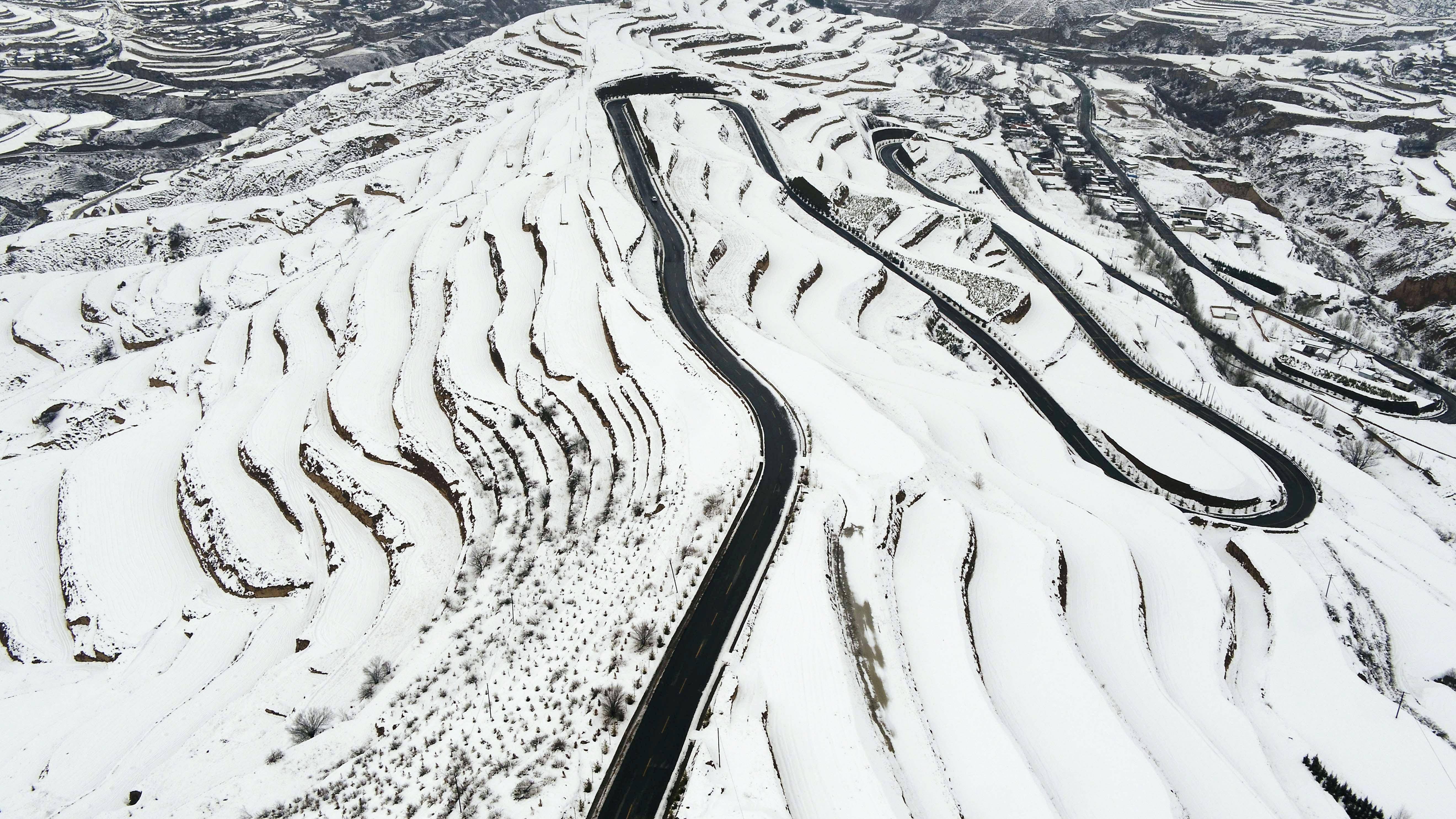 3月24日在甘肃省定西市安定区青岚山乡拍摄的雪景(无人机照片).