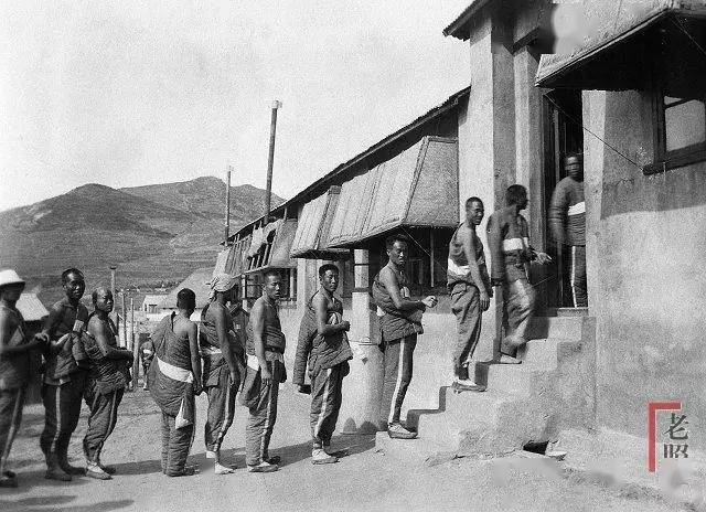 031 一战华工她们身上穿的是北京培华女子中学的校服.摄于1916年.