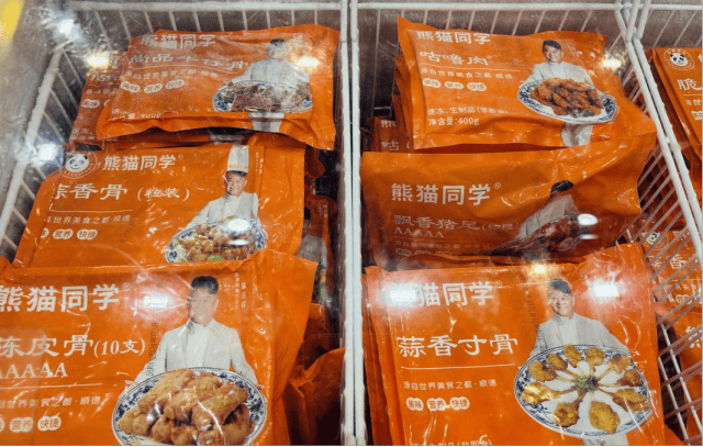 的展区,工作人员正在向观展的客商和市民演示蒜香骨和咕噜肉的新做法