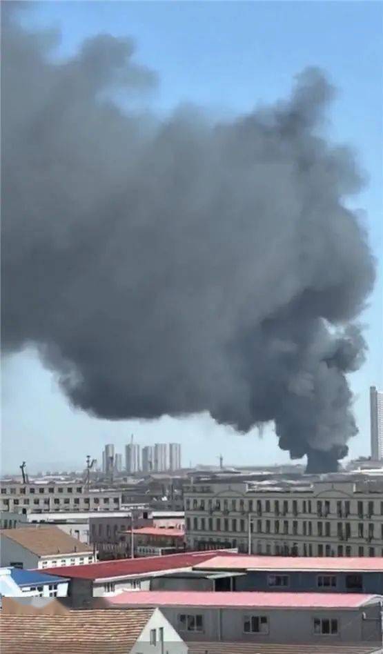 青岛大火浓烟滚滚