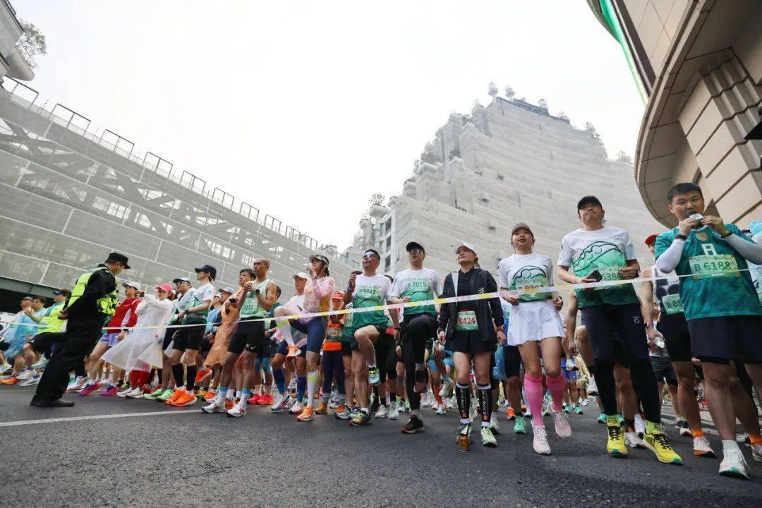 上海苏河半马鸣枪起跑耀动申活力