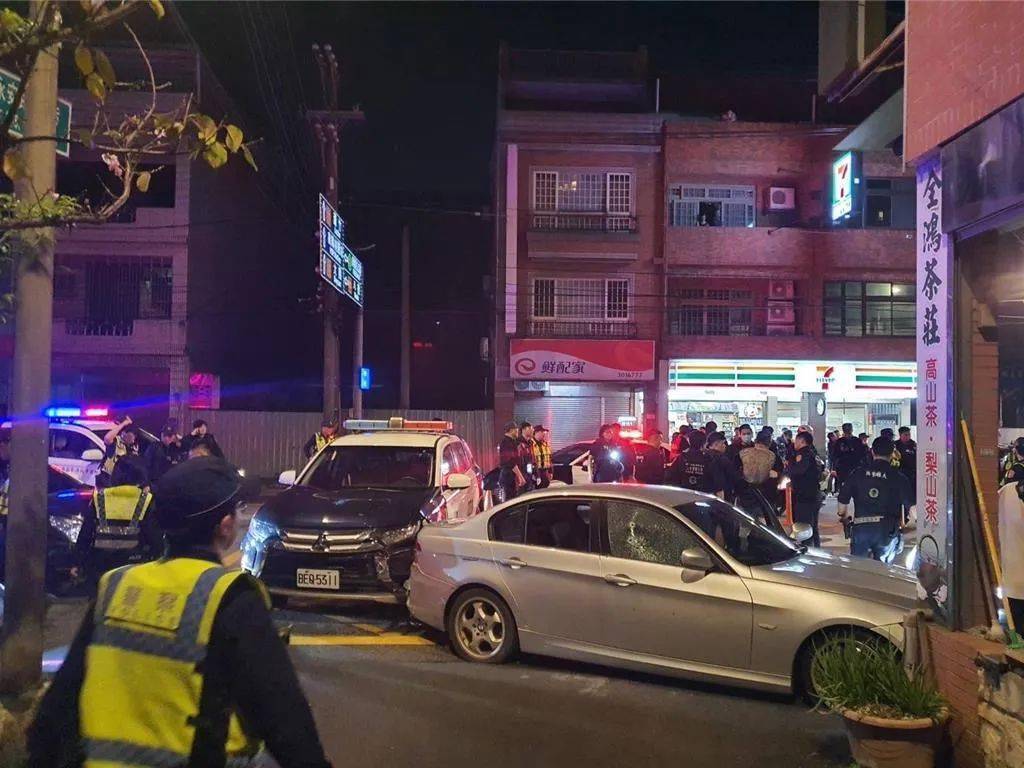 一名警察中枪台湾街头爆发激烈枪战