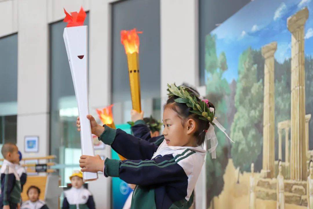的介绍,了解奥林匹克文化的起源,奥运会圣火的采集流程,圣火传递的方