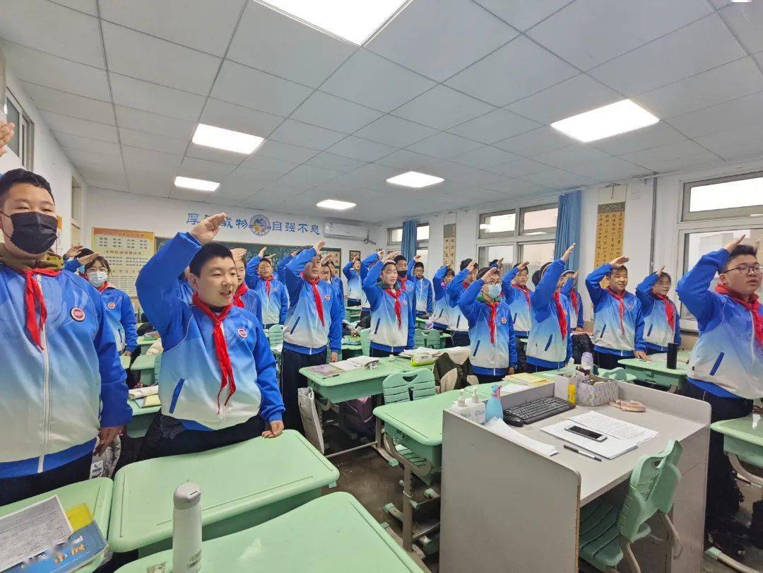 国歌嘹亮激扬梦想强国复兴有我担当青岛七中主题升国旗仪式