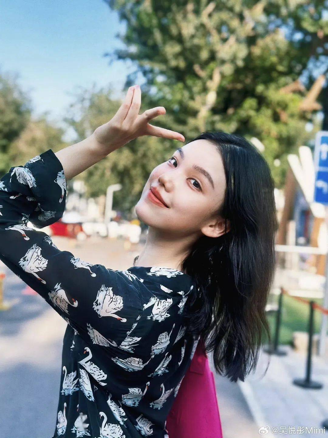 长比例好,冯茜(94lexie茜茜果冻)来自四川的冯茜是今年的表演艺考生