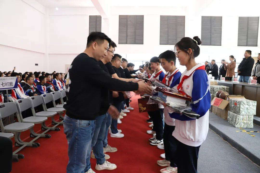 捐赠仪式现场(3月22日摄)麒麟区第七中学金麟学校校长肖宁代表受助