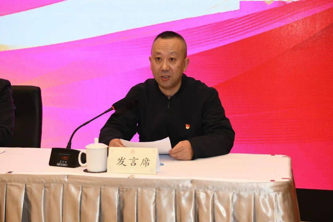 西城军休九所所长刘成东代表先进通联单位发言,以"抓重点 挖特点 扬