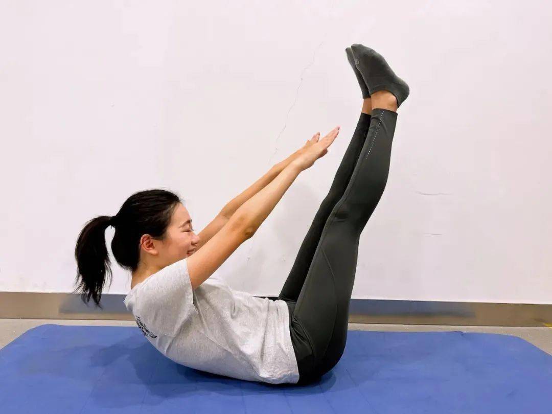 腹内斜肌和腹外斜肌自行车式卷腹仰卧,双手放于脑后;缓慢将肩膀抬离