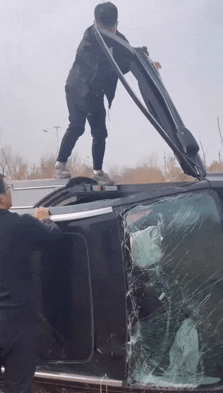 辅警回家途中遇事故砸车救人显担当